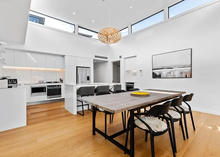 Penthouse With Marina Views - Or Two Bedroom Apartment Wanaka