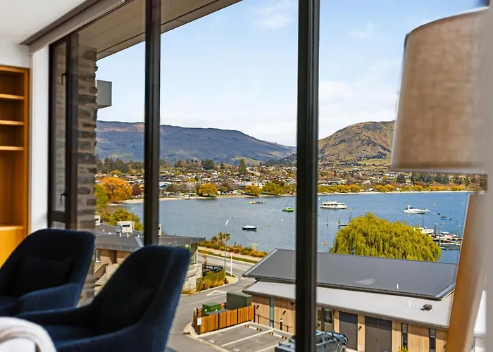 Penthouse With Marina Views - Or Two Bedroom Apartment *