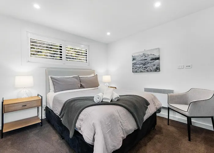 Penthouse With Marina Views - Or Two Bedroom Apartment Wanaka