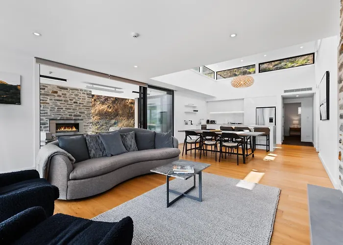 Penthouse With Marina Views - Or Two Bedroom Apartment Wanaka